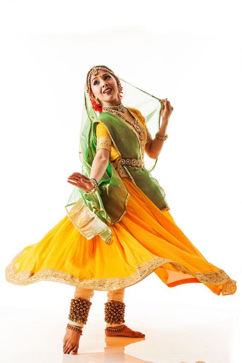 Kathak Katak Dance, Dance Costumes Green, Kathak Poses, Kathak Dress, Dance Kathak, Kathak Costume, Indian Dance Costumes, Indian Classical Dancer, Dance Forms