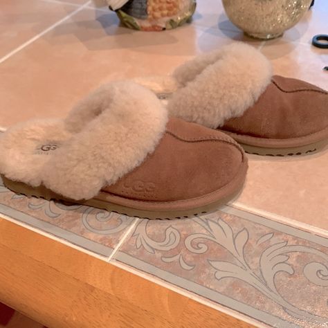 So Comfy Perfect For This Fall Weather Only Worn In Home Twice, Like Brand New!! Fall Slippers, Kids Ugg Slippers, Fake Uggs, Burr Basket, Cute Uggs, Preppy Shoes, Pretty Shoes Sneakers, Kids Uggs, Ugg Slippers