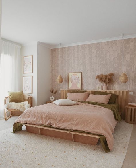 I LOVE LINEN on Instagram: “Loving this Olive & Clay French linen Bedding combination captured in the home of @thefrenchfolk. Build your signature bedding combination…” Beige Pink Bedroom, Pink Beige Bedroom, Neutral Pink Bedroom, Soft Pink Bedroom Ideas, Pink And Beige Bedroom, Soft Pink Bedroom, Simple Beds, Earthy Pink, Beige Gingham