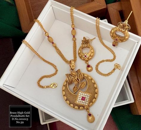 Pendal Set Design In Gold, Pendal Set, Gold Pendant Necklace Jewellery, Jewelry Necklace Simple, Bridesmaid Gifts Earrings, New Gold Jewellery Designs, Antique Gold Jewelry Indian, Diamond Pendants Designs, Fancy Jewelry Necklace