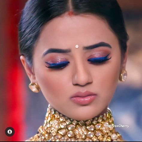 Blue Saree Makeup Look, Jelly Cakes, Eid Looks, Hair Style On Saree, Beast Quotes, Blue Eyeshadow Looks, Helly Shah, Indian Bridal Photos, Indian Wedding Hairstyles