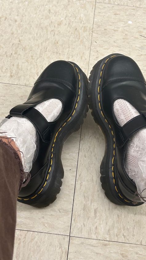 Clogs Aesthetic, Dr Martens Platform, Diy Clothes Life Hacks, Shoe Inspo, Aesthetic Shoes, Swag Shoes, Cool Fits, Socks And Sandals, Dr Martens Shoes