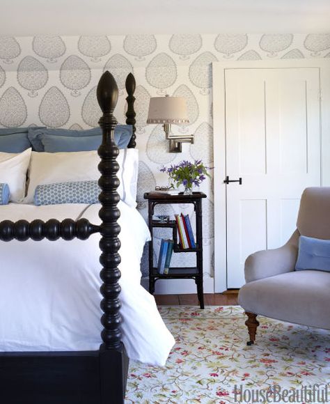 A Gwendoline spindle bed by Bradshaw Kirchofer, handmade from solid pine, is the focal point of the master bedroom. Traditional Bedroom Design, Designer Bedrooms, English Farmhouse, Spindle Bed, Living Vintage, Four Poster Bed, Four Poster, Poster Bed, Traditional Bedroom