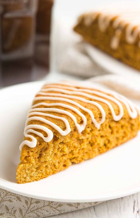 Healthy Pumpkin Spice Latte Scones Pumpkin Oatmeal Scones, Starbucks Psl, Healthy Scones, Low Calorie Pumpkin, Healthy Pumpkin Spice Latte, Pumpkin Scones Recipe, Scone Recipes, Brownie Recipes Healthy, Scones Easy