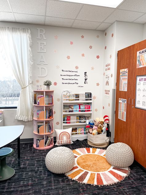 Get Your Teach On, Ways To Decorate Your Classroom, Elementary Room Decor, Cute Elementary Classroom Themes, Classrooms That Look Like Home, Classroom With Couch, Teaching Aesthetic Elementary, Elementary Teacher Desk Area, Cute Teacher Room Ideas