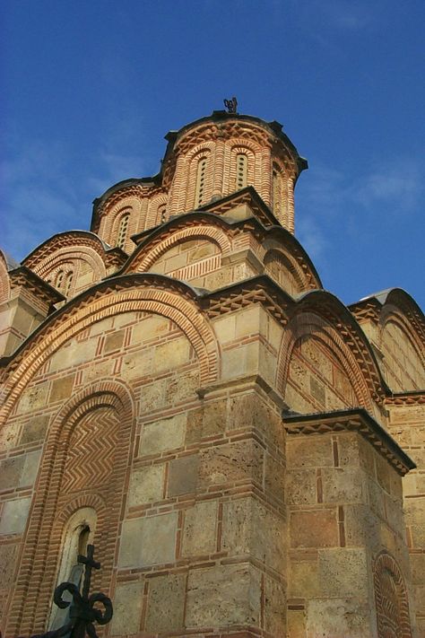 Gracanica Monastery, Sacral Architecture, Catholic Altar, Byzantine Architecture, Architectural History, Church Pictures, Nice Places, Byzantine Empire, Country Art