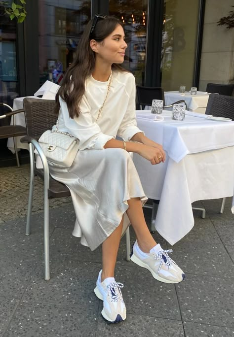 Weekend Getaway Outfits, Sneaker Outfits Women, New Balance Outfit, Looks Street Style, Mode Inspiration, Spring Summer Outfits, Outfits Casuales, Modest Outfits, Look Fashion