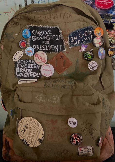 green backpack with lots of pins and patches and drawings on it Old Backpack, Backpack With Pins, Silly Clothes, Messanger Bag, Inside My Bag, Bag Pins, Backpack Decoration, Cool Backpacks, Essential Bag