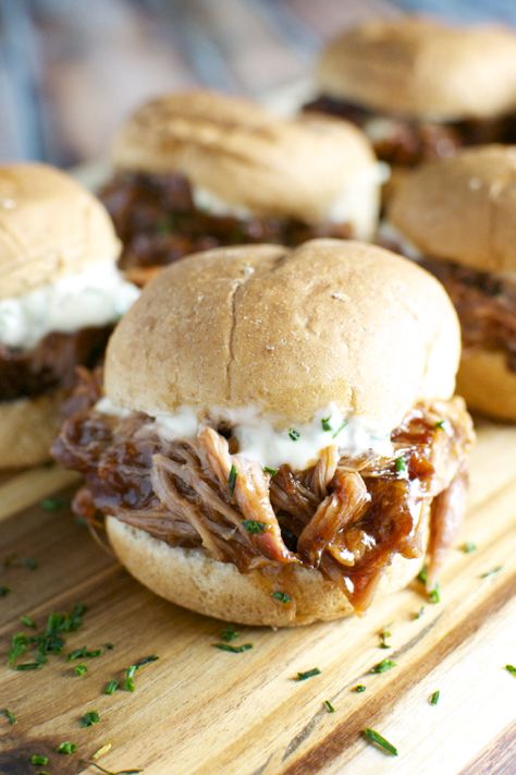 Fluffy Bun, Bacon Bbq Sauce, Easy Slider Recipes, Pulled Pork Sliders, Pork Sandwiches, Pork Sliders, Bbq Bacon, Barbecue Pork, Pulled Pork Recipes