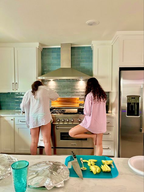 Beach House Friends Aesthetic, Morning With Friends Aesthetic, Beach House Activities, Senior Beach Trip, Florida Girls Trip Aesthetic, College On The Beach, Spring Break Girls Trip, Beach House With Friends, Best Friend Houses