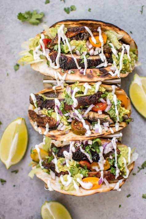 These vegetarian grilled portobello mushroom tacos are satisfying, healthy, TASTY, and make the perfect summer meal. Portobello Tacos, Vegan Grill, Vegetarian Tacos Recipes, Jamur Kancing, Portobello Burger, Ramen Recipes Easy, Portobello Mushroom Recipes, Mushroom Tacos, Grilled Portobello