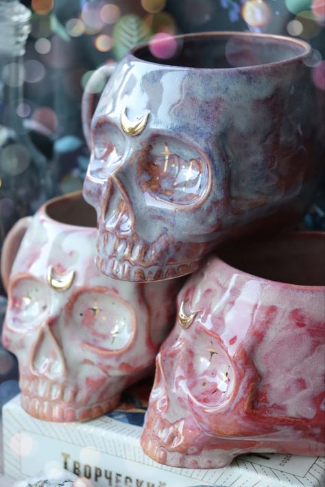 Skull Mug Pottery, Scary Ceramics Ideas, Horror Pottery, Ceramic Skull Painting Ideas, Goth Ceramics, Gothic Ceramics, Spooky Ceramics, Dark Ceramics, Spooky Pottery