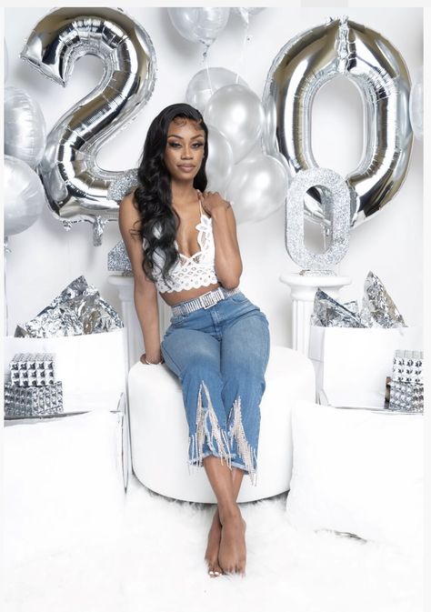 IG:likelyric White And Silver Photoshoot, All White Birthday Photoshoot, Silver Birthday Photoshoot, 20 Birthday Photoshoot Ideas, White Birthday Photoshoot, 20th Birthday Photoshoot Ideas, 20 Birthday Photoshoot, 20th Birthday Outfit Ideas, 20th Birthday Outfit