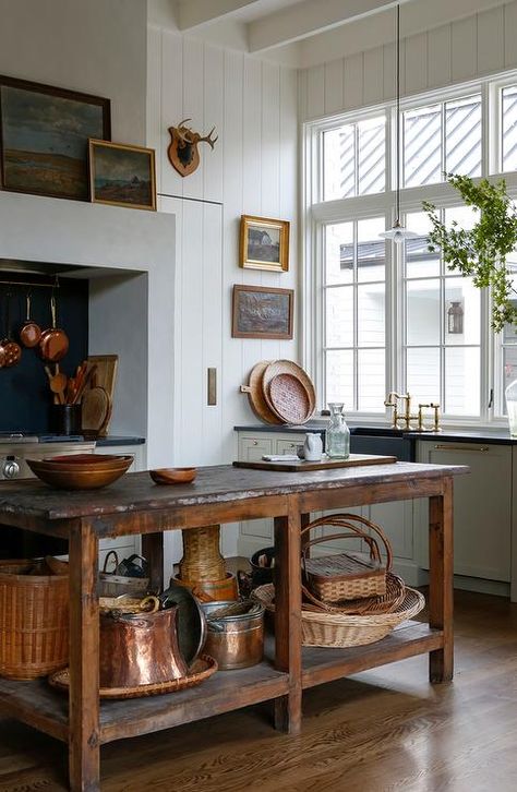 Farmhouse Kitchen with Freestanding Rustic Island - Cottage - Kitchen Greige Cabinets, Interior Design Country, French Country Modern, Interior Design Minimalist, Interior Vintage, Gorgeous Kitchens, Boho Interior, Cottage Kitchen, Style At Home