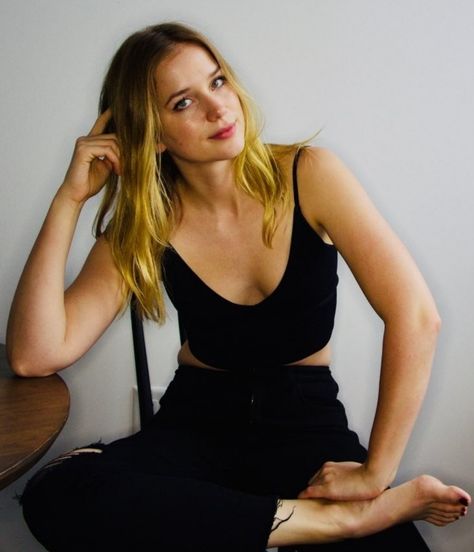 Elizabeth Lail Photoshoot, Elizabeth Lail Fnaf, Elizabeth Lail, Italian Actress, Famous Girls, Emma Roberts, Woman Crush, Queen Elizabeth, Pretty People