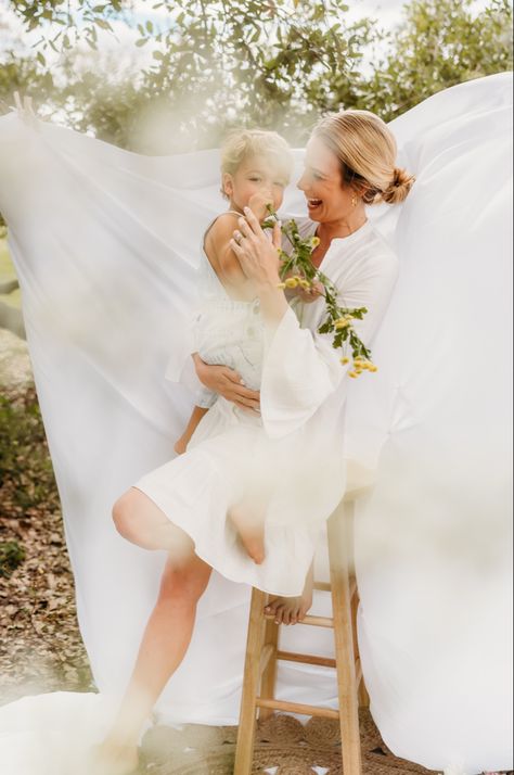 Motherhood photo session white sheet photoshoot Motherday Ideas Photoshoot, Gifts Made With Cricut, White Sheet Photoshoot, Mothers Day Gifts Toddlers, Mommy And Me Poses, Sheet Photoshoot, Motherhood Photos, Kid Summer, Boho Photography