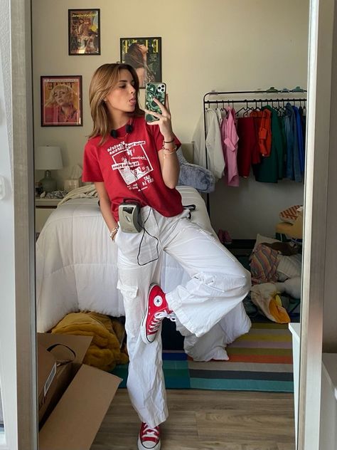 Converse College Outfit, Aesthetic Red And White Outfit, White Cargo Pants Outfit Aesthetic, Red Jeans Outfits, Cute Outfits With Red Converse, Cargo Pants And Tshirt Outfit, Red Converse Aesthetic Outfit, Red Tshirt Outfit Casual, Red Outfit Inspo Aesthetic