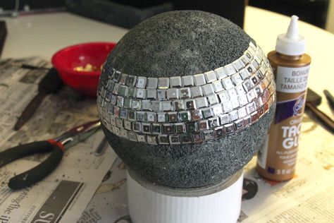 Diy Disco Ball, Nerd Home, Movie References, Christmas Parade Floats, Star Wars Bedroom, Geek Diy, Star Wars Jewelry, Star Wars Crafts, Upcycle Crafts Diy