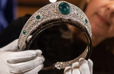 Emerald Kokoshnik Tiara, Kokoshnik Tiara, Most Expensive Jewelry, Lovers Knot Tiara, Royal Crown Jewels, Royal Crowns, Royal Tiaras, Elisabeth Ii, Historical Jewellery