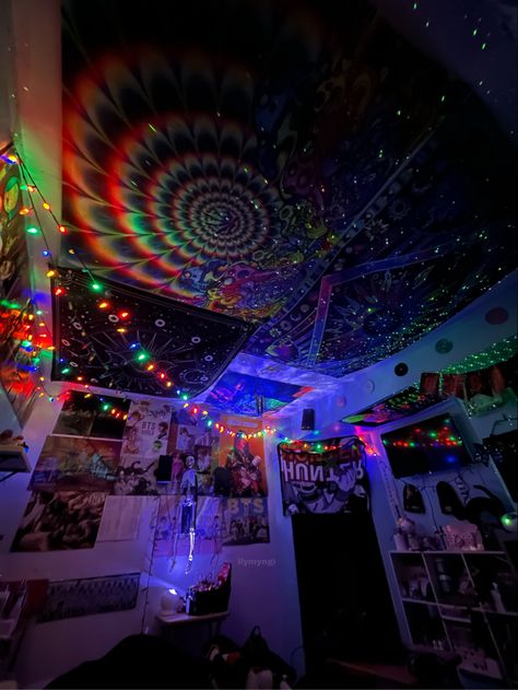 trippy tapestry, led lights, ceiling, string lights, posters, trippy room, cool room Trippy Living Room Ideas, Trippy Room Ideas, Cool Room Ideas, Ceiling Room Decor, Room Ideas Aesthetic Trippy, Black Light Room, Emo Room, Punk Room, Ceiling Room