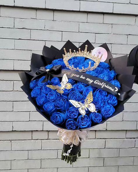 50 counts with a inicial Blue! ____________💙_____________ Las favoritas! . Pre-Order your bouquet 💐 for any occasions. Add On's available, Crowns 👑, balloons 🎈, toppers , Sash , pins 📌, chocolates 🍫 Dm or send a whatsapp to 914-648 2510 Delivery available 📍Yonkers,NY Follow me! . #blueroses #instagram #newpost #parati #love #couples #surprise #aesthetic #organic ##explorepage #yonkers #nyc Blue Nyc Aesthetic, Blue Ribbon Bouquet, Royal Blue Flower Bouquet, Royal Blue Roses, Man Bouquet, Ribbon Flowers Bouquet, Blue Flowers Bouquet, Royal Blue Flowers, Birthday Flowers Bouquet