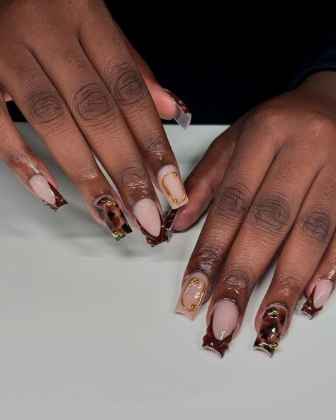 This brown with the gold chrome 😫 I’m inlove. - Dm to book! - . . - Tags: #NailArt #NailDesigns #Manicure #NailInspo #TorontoNails #NailTech #NailGoals #NailArtist #NailsOfInstagram #TrendingNails #NailAddict #NailStyle #ClassyNails #UniqueNailArt #NailGameStrong #FashionNails #ModernNailArt #NailCharm #TorontoBeauty #NailCare #ElegantNails #LuxuryNails #NailDetails #InstaNails #NailFashion #AcrylicNails #NailFeature #CreativeNails #ExplorePage #naillover Brown And Gold Nails Acrylic, Brown And Gold Nails Designs, Chrome Gold Nails, Brown And Gold Nails, Pigment Nails, Nails With Chrome, Book Tags, Gold Acrylic Nails, Modern Nail Art