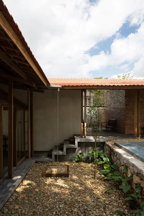 SILAA architects creates a retreat for relaxation and meditation in vietnam Homestay Design Ideas, Communal Area, Cat Area, Hue Vietnam, Exterior Finishes, Zen House, Water Lily Pond, Community Centre, Retreat House