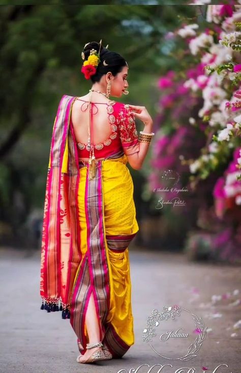 Poses For Nauvari Saree, Peshwai Saree Blouse Pattern, Peshwai Nauvari Saree Look, Nauvari Saree Poses, Navari Saree Marathi Bride, Traditional Shoot, Indian Bride Poses, Marathi Bride, Indian Wedding Poses