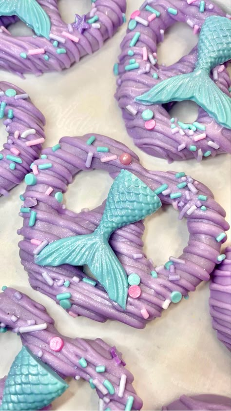 Mermaid Birthday Party Treats, Mermaid Birthday Desserts, Mermaid Party Treats Dessert Tables, Mermaid Pretzels, Ariel Dessert Table, Mermaid Theme Strawberries, Little Mermaid Food Ideas, Mermaid Party Treats, Mermaid Chocolate Covered Pretzels