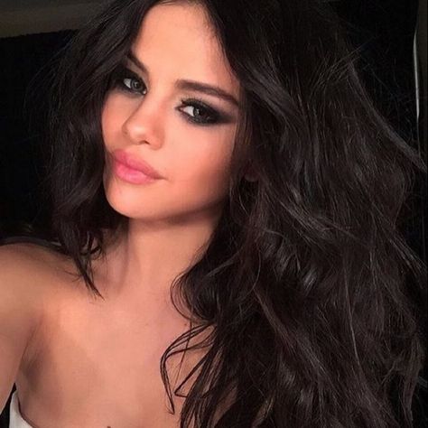 Selena Selena, Selena Gomez Makeup, Selena Gomez Hair, Natural Hairstyle, Long Dark Hair, Makijaż Smokey Eye, Marie Gomez, Celebrity Beauty, Celebrity Makeup