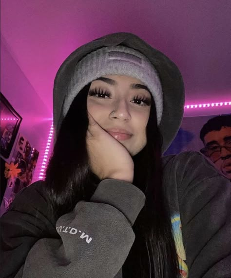 Grey Beanie Outfit, White Beanie Outfit, Black Beanie Outfit, Chicana Style Outfits, Beanie Hairstyles, Beanie Outfit, Swag Outfits For Girls, Ideas For Instagram Photos, Cute Poses For Pictures