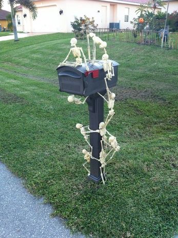 Release of the minions... For mailbox 2015 Front Yard Halloween Decorations, Diy Halloween Dekoration, Fun Diy Halloween Decorations, Halloween Decorations Ideas, Minion Halloween, Halloween Diy Outdoor, Halloween Outside, Hallowen Ideas, Casa Halloween