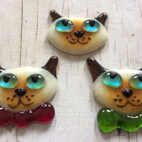 Fused Glass Dogs, Fused Glass Animals, Stained Glass Night Lights, Melting Glass, Glass Fusion Ideas, Fused Glass Artwork, Fused Glass Ornaments, Glass Fusing Projects, Glass Cat