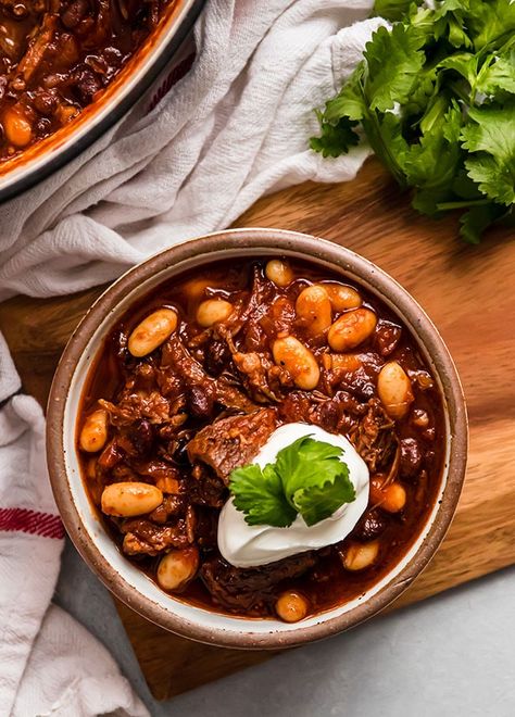 Beer Braised Short Rib Chili - This recipe is so easy and so delicious! Use your Dutch oven for a tender beer braised beef short rib. Add beans at the end or keep it beanless and just enjoy the short rib with the beer and chili flavor. Use your favorite beer or try our favorite - a stout! Simple enough to make for a crowd or a casual family dinner. Serve with homemade cornbread for a perfect chilly weeknight dinner. Black Bean Chili Crockpot, Bean Chili Crockpot, Short Ribs Chili Recipe, Short Rib Chili, Beer Braised Short Ribs, Beer Braised Beef, Chili Food, Chili Crockpot, Lunch Restaurant