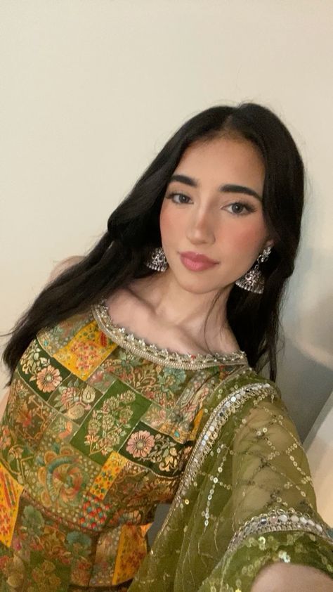 Eid Makeup Look Pakistani, Party Makeup Looks Indian, Desi Girl Makeup, Simple Wedding Guest Makeup, Aesthetic Cute Makeup, Makeup For Wedding Guest, Desi Makeup, Eid Makeup Look, Pakistani Makeup Looks