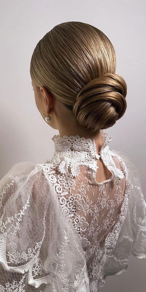 twisted bridal bun, twisted low bun, simple bridal updo, simple bridal upstyle, knot upstyle, wedding hairstyle, simple wedding updo Minimalist Bridal Hairstyles, Low Bun Simple, Wedding Hairstyle Simple, Simple Bridal Updo, Twisted Low Bun, Updo Simple, Low Bridal Bun, Simple Wedding Updo, Twisted Bun