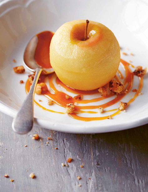 Poached Apples Recipe with Toffee Sauce Want a quick yet impressive autumn dessert recipe? Check out our easy cider-poached apples with golden toffee sauce and crunchy candied hazelnuts Autumn Dessert, Toffee Sauce, Caramel Recipes Sauce, Poached Apples, Poached Pears, Apple Dessert Recipes, Gourmet Desserts, Fall Dessert Recipes, Caramel Recipes