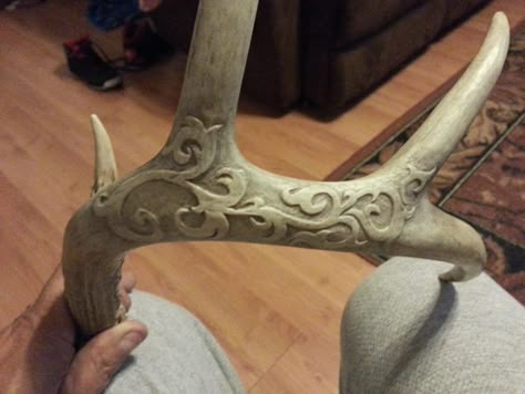 engraving 3 shed first Deer Hunting Decor, Animal Skull Decor, Deer Skull Art, Deer Antler Crafts, Deer Antler Decor, Antlers Decor, Antler Crafts, Antler Jewelry, Antler Art