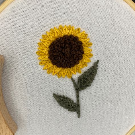 Easy step by step tutorial on how to embroidery this design Easy Sunflower Embroidery, Simple Sunflower, Hand Embroidered Gifts, Sunflower Embroidery, Embroidery Easy, Yarn Embroidery, Embroidery Tutorial, Embroidered Gifts, Sunflower Design