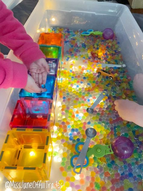 Light Sensory Activities, Water Table Ideas Kindergarten, Glow Sensory Bin, Sensory Bin Storage Ideas, Water Bead Sensory Bin, Magnet Sensory Bin, Water Beads Sensory Bin, Water Table Ideas For Preschoolers, Light Sensory Bin