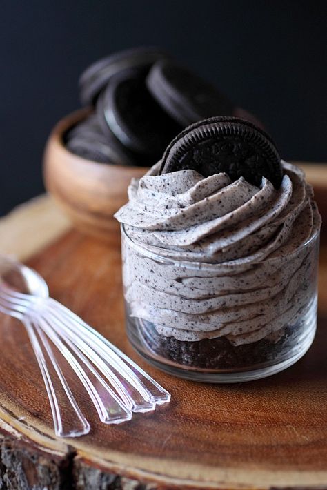 No Bake Cheesecake Dip, Mason Jar Desserts Recipes, Cupcakes Oreo, Oreo Desserts, Heavenly Desserts, Mason Jar Desserts, Jar Food, Cheesecake Dip, Cream Cookies