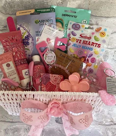 Hamper Basket Ideas, Small Hamper Gift Ideas, Pamper Baskets, Gift Hamper Ideas, Pink Hamper, Pink Gift Basket, Hamper Ideas, Girl Gift Baskets, White Basket