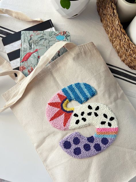 Canvas With Embroidery, Punch Needle Animals, Punch Needle Letters, Punch Needle Clothes, Bag Embroidery Ideas, Punch Needle Letter, Canvas Bag Embroidery, Punch Needle Ideas Projects, Tote Bag Embroidery Ideas