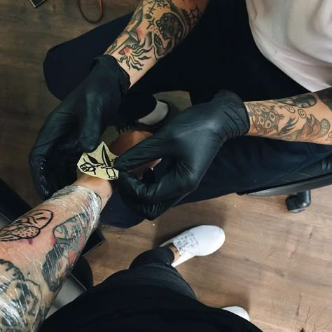 Getting Tattooed Photography, Tattoo Needle Aesthetic, Tattoo Shop Pictures, Getting Tattoos Aesthetic, Tattoo Artist Aesthetic Girl, Tattoo Branding Photoshoot, Tattooist Aesthetic, Getting A Tattoo Aesthetic, Getting Tattooed Aesthetic