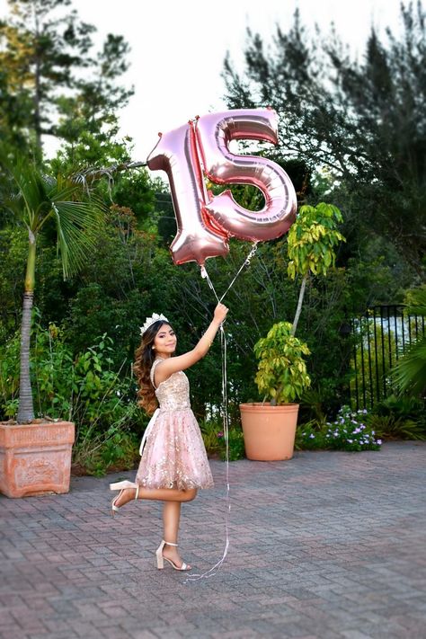 Cute Quince Picture Ideas, Photo Shoot 15 Birthday, 15s Photoshoot Ideas, 15 Photoshoot Ideas Casual, Sweet 15 Picture Ideas, Quinceanera Second Outfit, Photoshoot Ideas 15 Birthday, 15 Poses, 15 Añera Ideas Decoracion