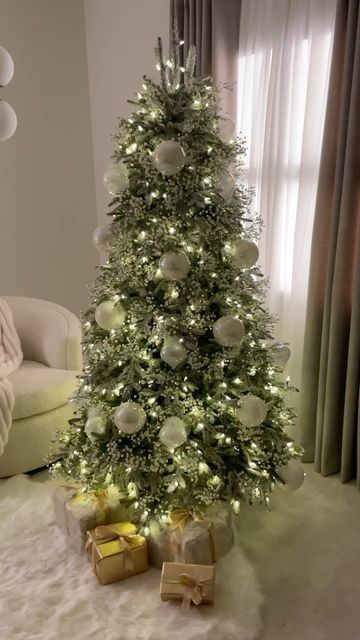 Floral Christmas Tree, Floral Christmas, November 23, Christmas Floral, Decorating Tips, Christmas Decor, To Create, Christmas Decorations, Christmas Tree