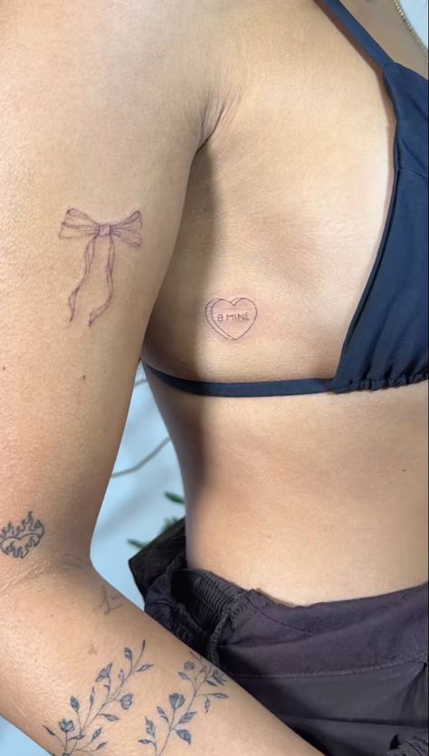 Outlined Women Tattoo, Locket Tattoo Placement, Coquette Tattoo Aesthetic, Coquette Tattoo Ideas, Aesthetic Small Tattoos, School Spirit Nails, Small Tattoos Matching, Simple Meaningful Tattoos, Fall Outfits Red