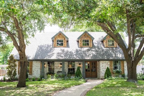 The School House -- THIS. ENTIRE. HOUSE. (Except the bedroom. That's a little too feminine for me.) German Smear Brick, Fixer Upper Homes, German Schmear, German Smear, Magnolia Fixer Upper, Hgtv Fixer Upper, 70s House, Magnolia Market, Chip And Joanna Gaines