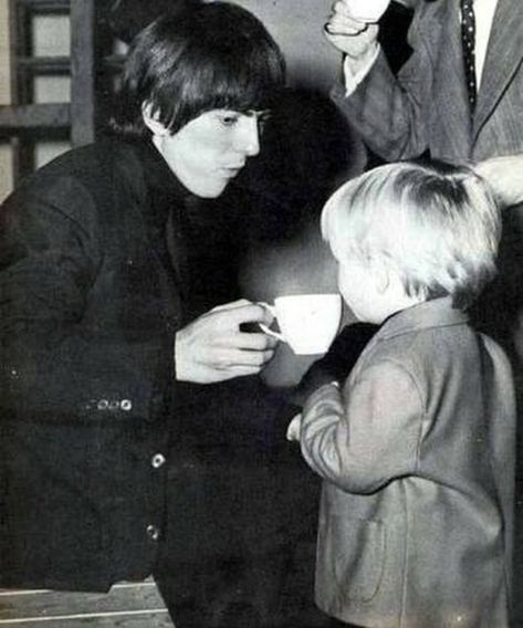 George with julian Guys Trip, Beatles George Harrison, Beatles George, Beatles Photos, Tea Culture, The Fab Four, Ringo Starr, George Harrison, Great Bands