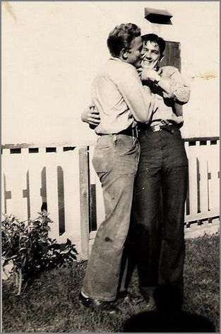 Homo History: More Vintage Gay Couples Gay History, Lgbt History, Vintage Couples, Men Kissing, Gay Romance, The Embrace, Shooting Photo, Two Men, Gay Love